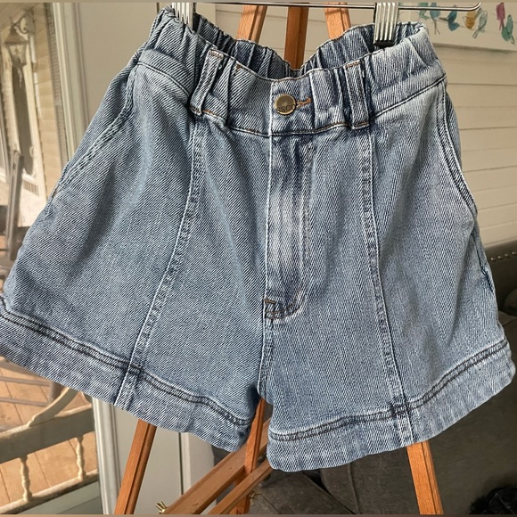 Denim shorts with scrunch waistband - Picture 2 of 5